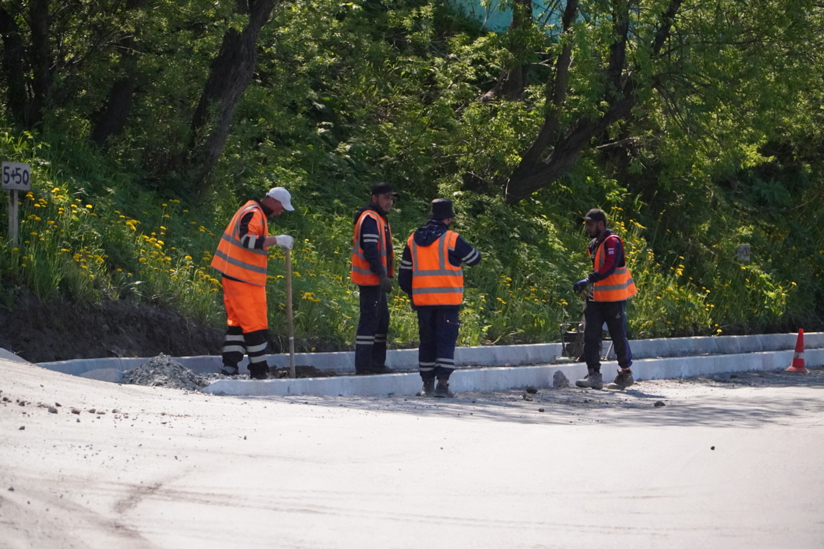 На дороге по улице Беринга в столице Камчатки ведутся работы по обустройству тротуара